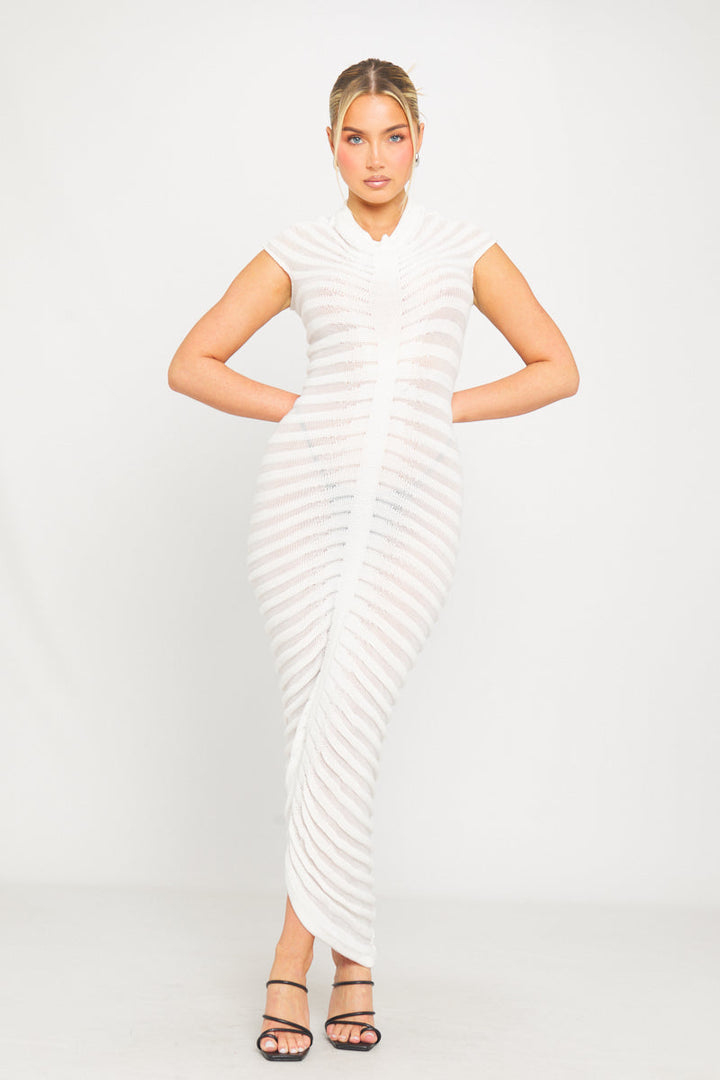 Weißes, hochgeschlossenes, transparentes Strick-Rohr-Midikleid mit kurzen Ärmeln