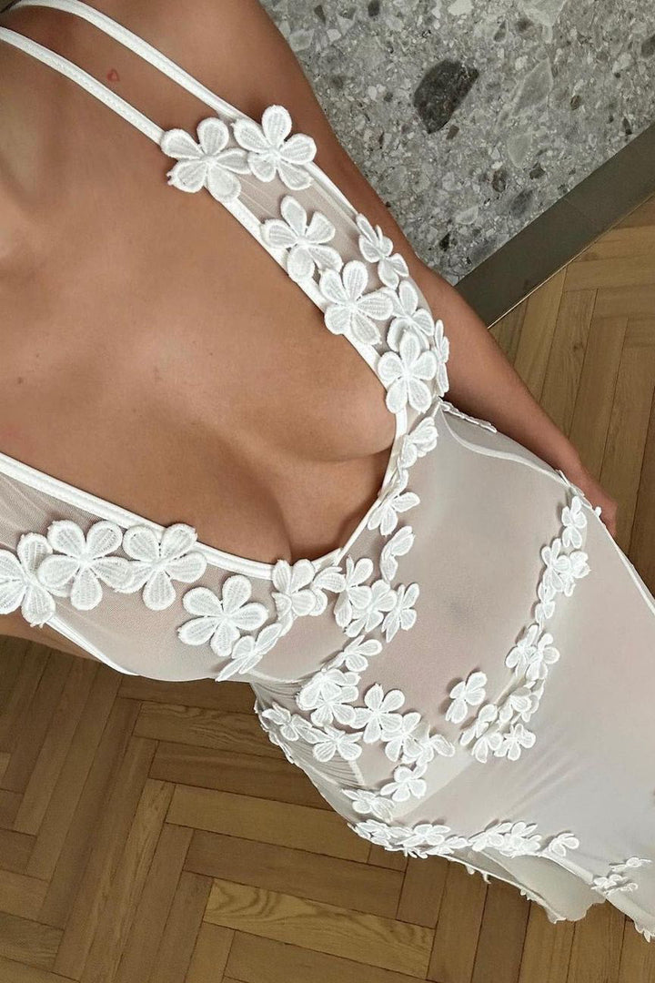 Weißes, transparentes Maxikleid mit Blumendetail und Schlitz am Oberschenkel