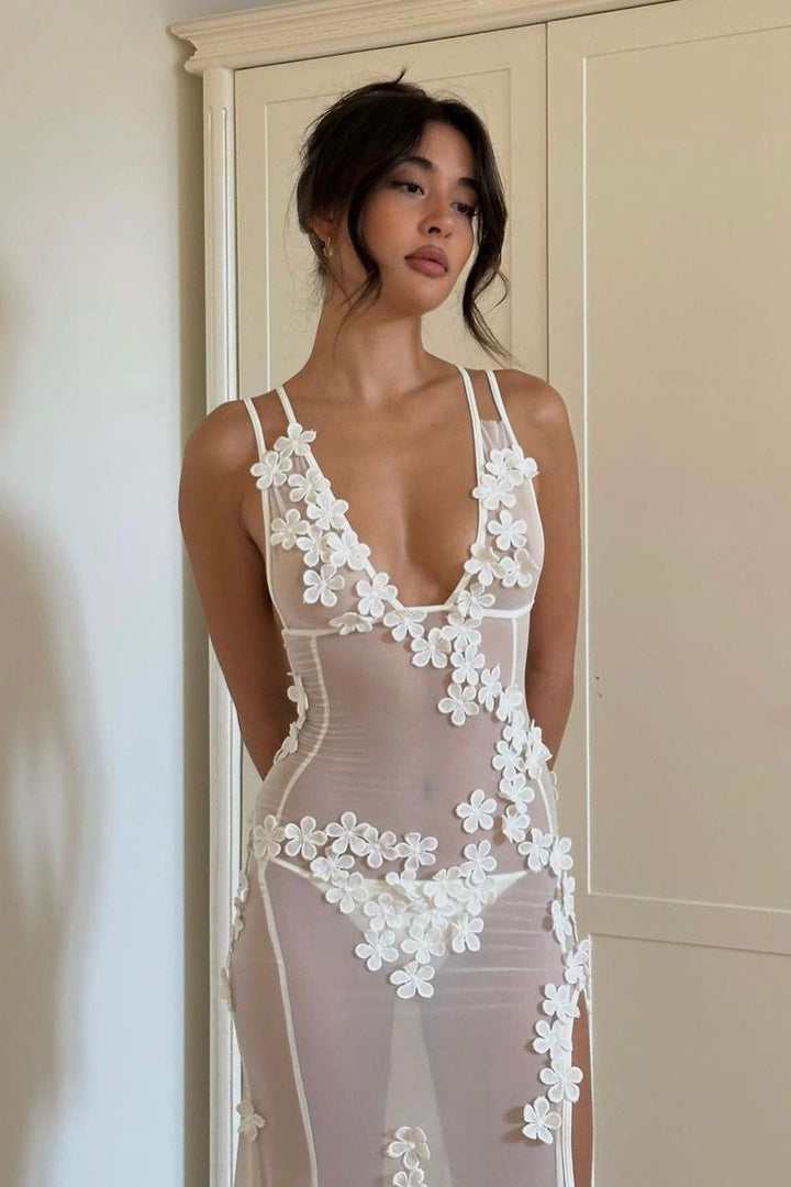 Weißes, transparentes Maxikleid mit Blumendetail und Schlitz am Oberschenkel