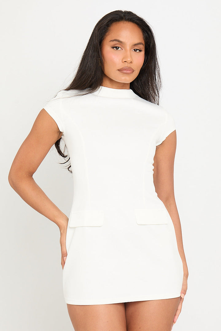 Weißes Minikleid mit hohem Kragen und Flügelärmeln