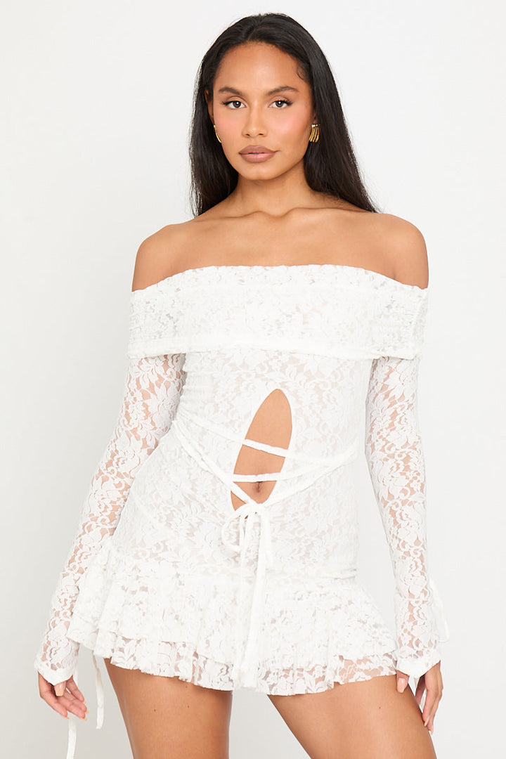 Weißes Bardot-Minikleid aus Spitze mit Cut-Outs und Rüschen
