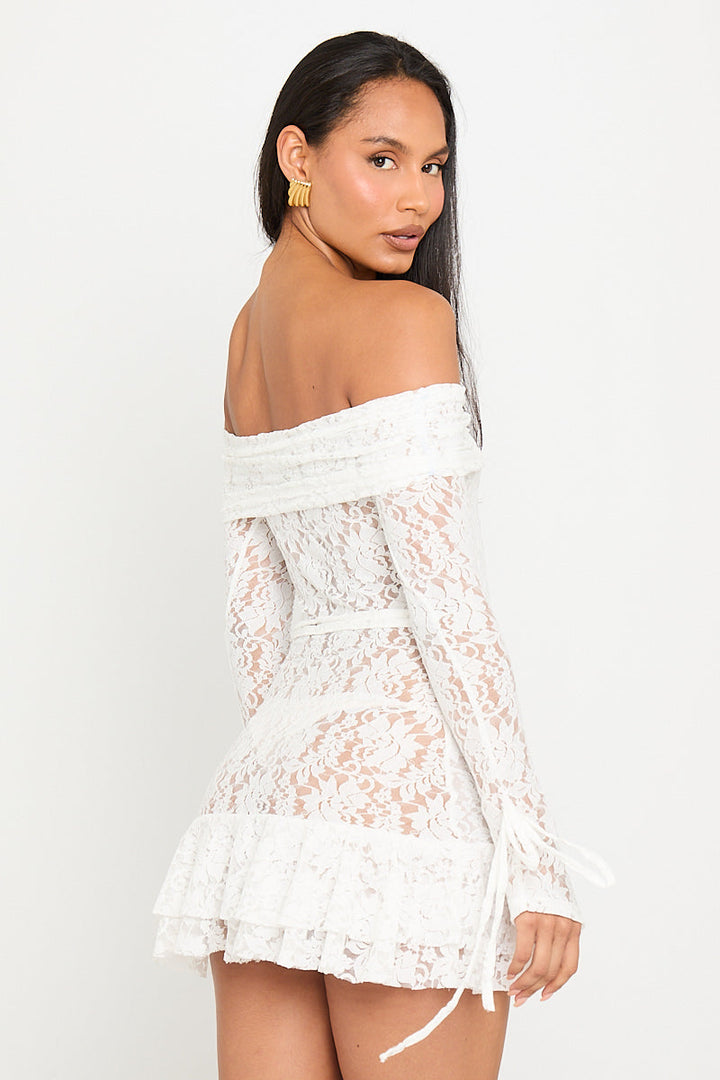 Weißes Bardot-Minikleid aus Spitze mit Cut-Outs und Rüschen