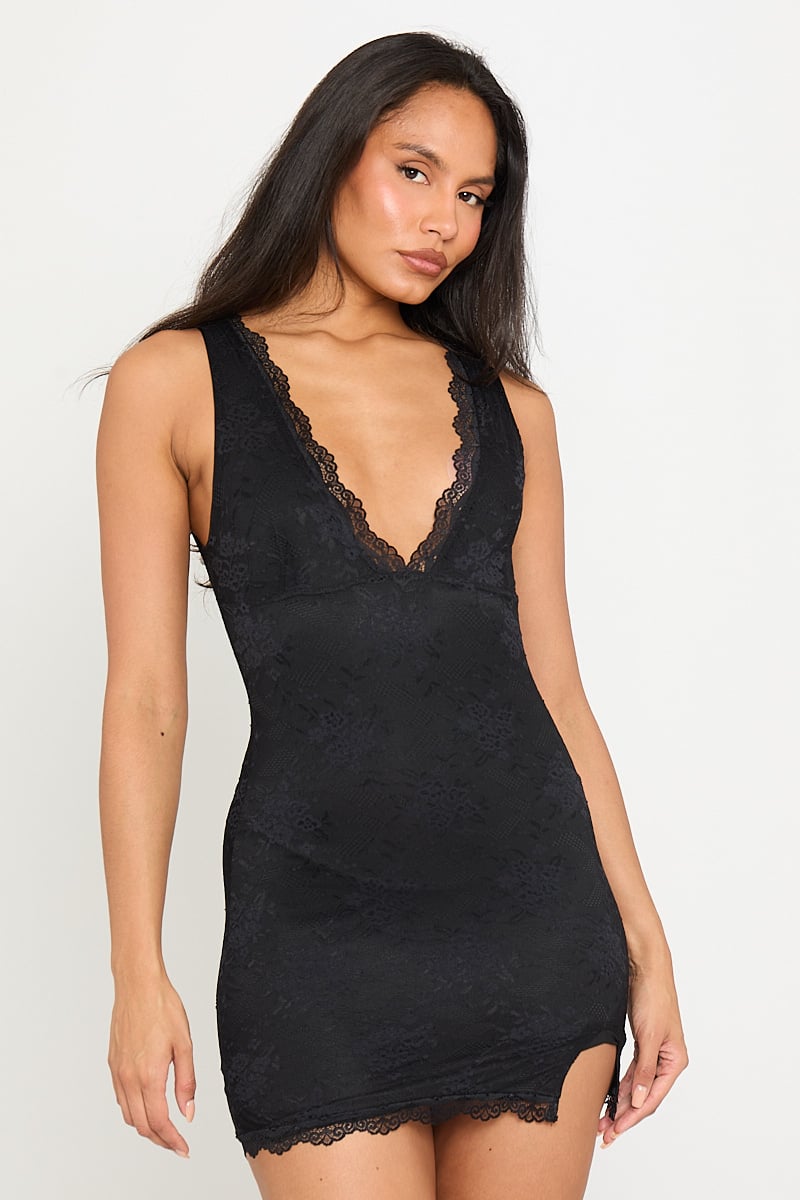 Schwarzes Minikleid mit tiefem Ausschnitt und Spitzendetail